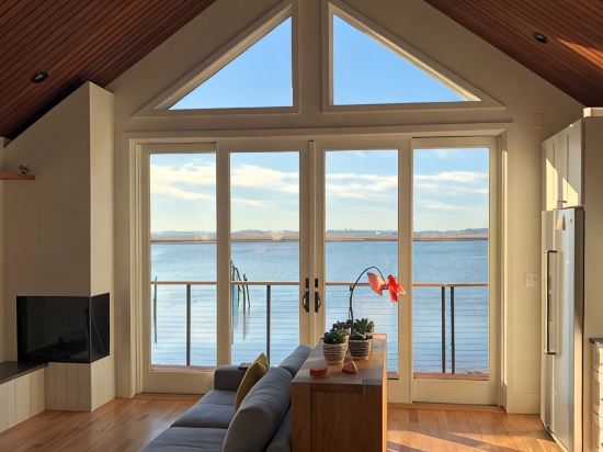 Waterfront Escape - Spectacular Views, Only 5 Minutes from Boston Airport