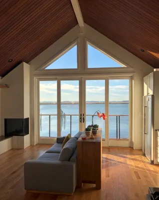 Waterfront Escape - Spectacular Views, Only 5 Minutes from Boston Airport - Bungalows
