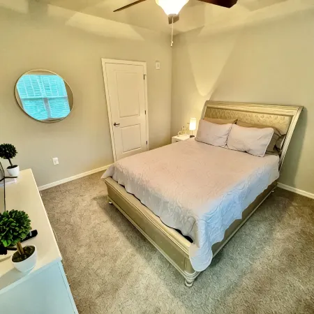 Cozy 2-bedroom apartment in nice Jacksonville with WiFi, fitness room - Sleep 6!