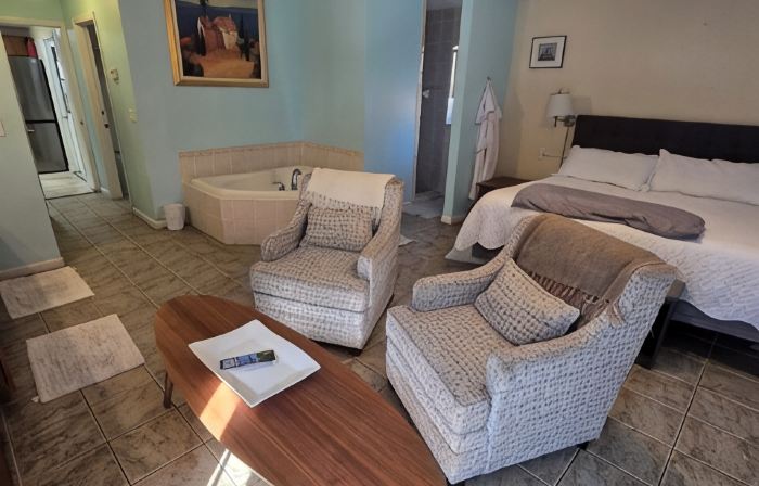 3/3 Fits 16 People, Jacuzzi Tub, Pool, Pet Friendly! Kid Games and More!
