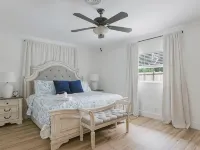 Outdoor Oasis Heated Pool, Hot Tub, Fire Pit, Tiki, Games Hotels in Lighthouse Point