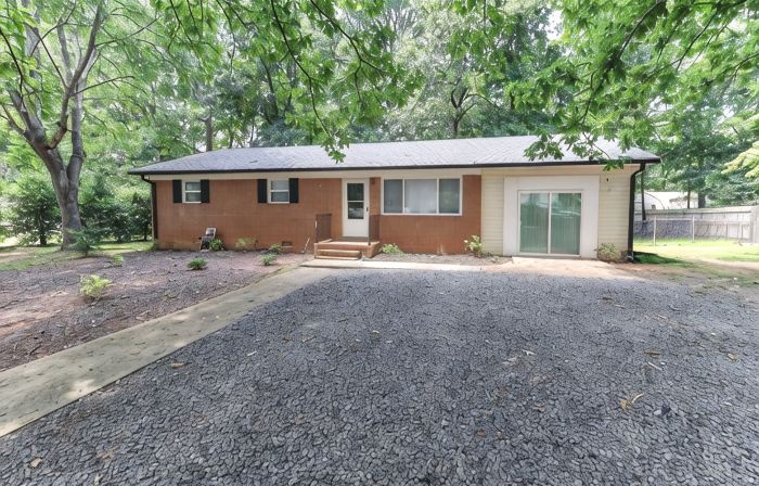 Lake Tillery Area, 4-bedroom house in charming Norwood with WiFi, Deck and AC