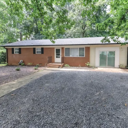 Lake Tillery Area, 4-bedroom house in charming Norwood with WiFi, Deck and AC