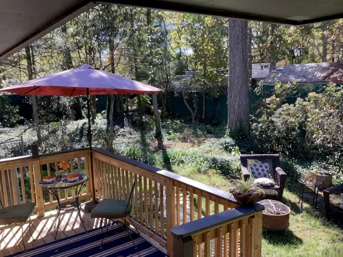 Beautiful Renovated, Comfy, Mature Garden Fire Pit, Quiet Neighborhood in Hendo - Kitchens