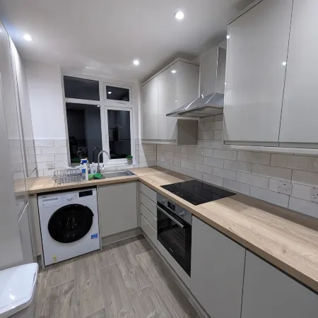 10min to University, Airport dart & train station