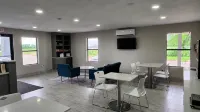 Scottish Inn & Suites - parking