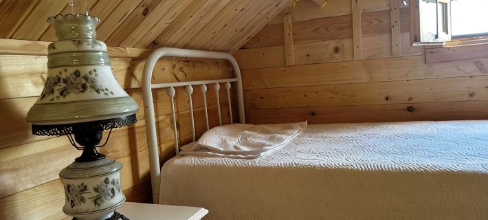 Lake front private Bunkies …accommodates 6 people! Hotels in Renfrew County