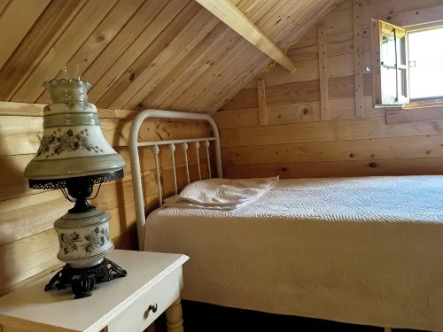 Lake front private Bunkies …accommodates 6 people!