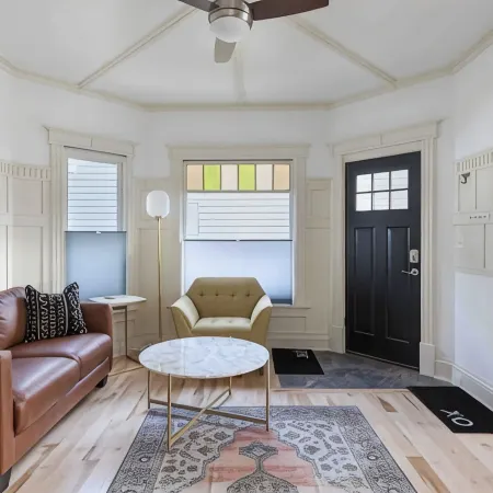Beautiful+Modern Flat: downtown, parking, laundry