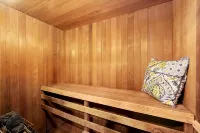 Downtown Ottawa Retreat: Sleeps 15, Heated Indoor Pool, Hot Tub, Sauna, 5BR/4BA - WiFi