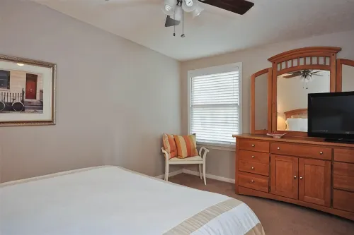 Pet friendly cottage w large fenced yard. Available weekly, monthly or nightly! - 2-Star