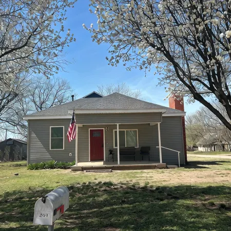 Adorable New Remodeled 3BR 2 BA quiet neighborhood!