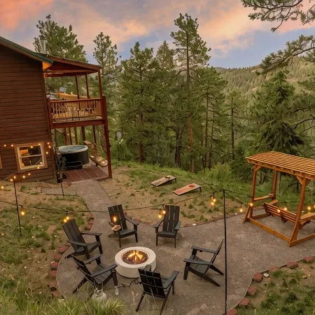 New 4BR Luxe Getaway Stunning Views/ Hot Tub/ Home Theater & Games- Pet Friendly