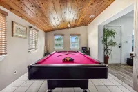 Lantana Beach House-5 mins to Beach-KING BD/Hot Tub/Pool/Fire Pit/Gym/Mini Putt - Wifi