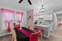 Barbie's Dreamhouse - Sleeps 6 Near Botanical Gardens & Tower Grove Park - Condos