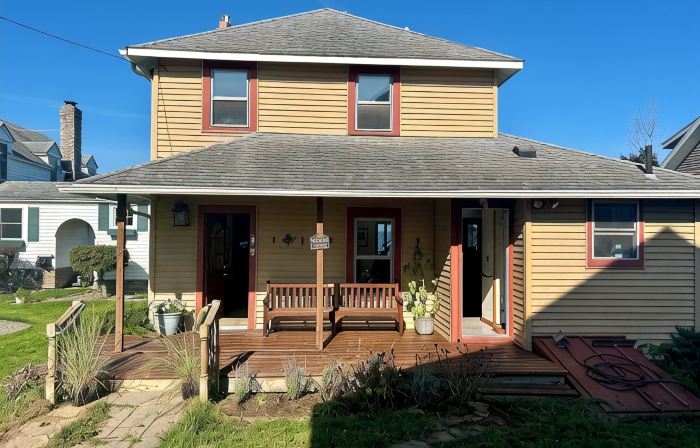 Cozy Lake House on Oneida with Waterfront Access