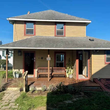 Cozy Lake House on Oneida with Waterfront Access