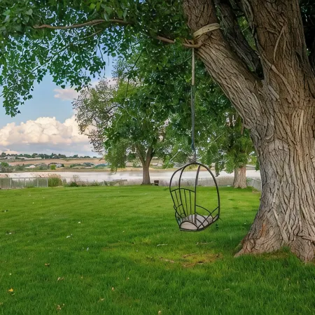 Lakefront 4-bedroom house with AC, WiFi in parklike setting on Moses Lake.