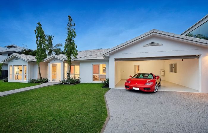 Da White Beachfront House Entertainer near Palm Cove Cairns