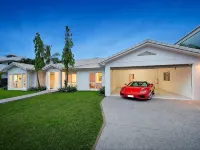 Da White Beachfront House Entertainer near Palm Cove Cairns - Homestays