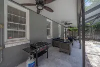 Private Screened in Pool with Main/Guest House and Sauna - สระว่ายน้ำส่วนตัว