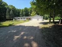Mancelona Beer Garden, 20 Private Wooded Acres, 3Bed, 2 Bath, Sleeps 10 - Wifi
