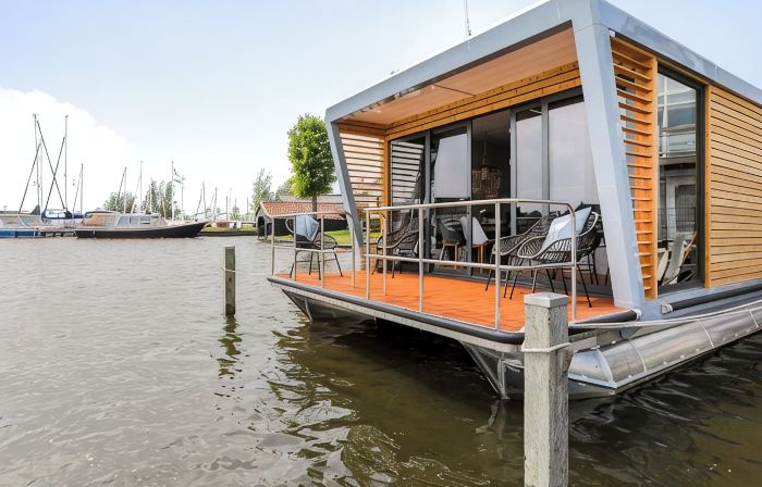 Houseboat Skoft with beautiful view over the water and on village Grou.