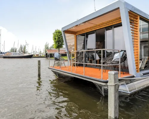 Houseboat Skoft with beautiful view over the water and on village Grou. Hotels in Grouw