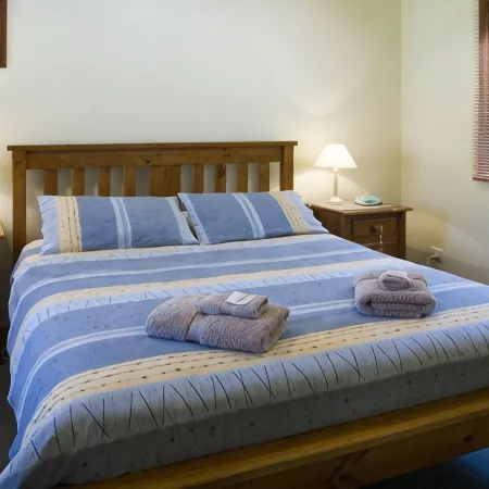 Alpine Delux Cottage, 8 acres of magnificent garden on the Ovens River.