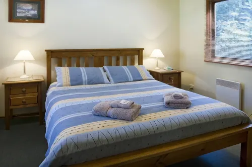 Alpine Delux Cottage, 8 acres of magnificent garden on the Ovens River.