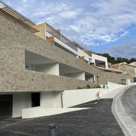 New superb 90 m2 seafront apartment on the Côte Bleue