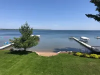 Beautiful lake home on the sandy south shores of Pelican Lake. - de charme