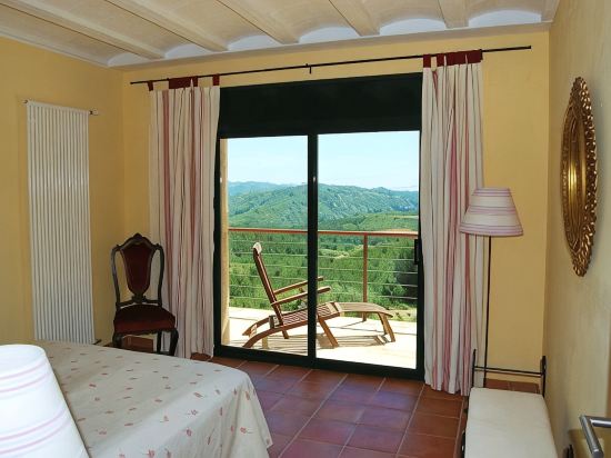 Near Barcelona, comfortable vacation apartment in country house surrounded by vineyards