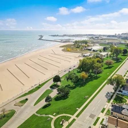 Enjoy Lakefront living with family!