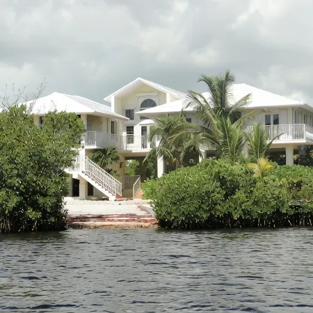 %Off Luxury Home, Waterfront, 5 Mins from Ocean, 80FT Dock, Hot Tub