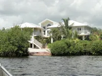 %Off Luxury Home, Waterfront, 5 Mins from Ocean, 80FT Dock, Hot Tub - อ่างจากุชชี่