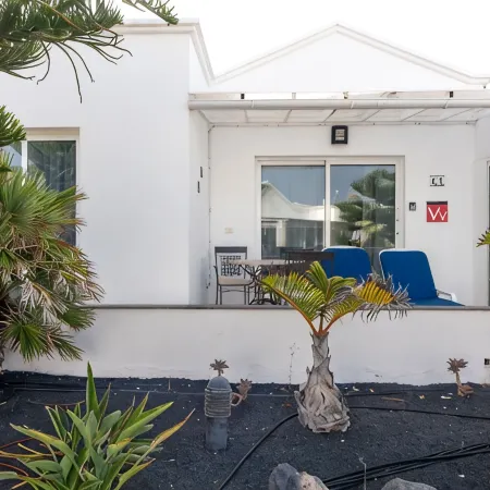 C1, in a Small Complex with Communal Pool 100m from the Sea