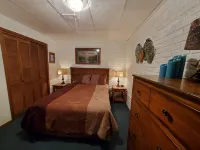 Hog Heaven-Lakefront-2 Kitchens, 2 Living Areas, Private & Wooded - 4-Star