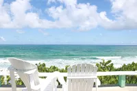Beachfront paradise: Spectacular views, huge deck, central location, backup gen!