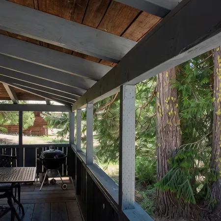 China Alley Cabin B: Cute & Cozy Cottage w/ Deck