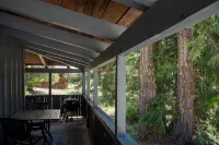 China Alley Cabin B: Cute & Cozy Cottage w/ Deck - 3-Star