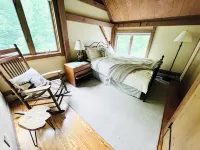 Spacious + Private Ski Lodge on 20+ Acres - 10 min to Stratton, 5 min to Bromley