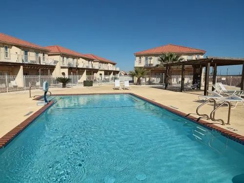 Water & Sunset Views! Easy Walk to the Beach 3 BR 2.5 BTH With Garage, Sleeps 8 - 按摩浴池