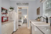 Beautiful Lakeview 1 bedroom/1 bath unit