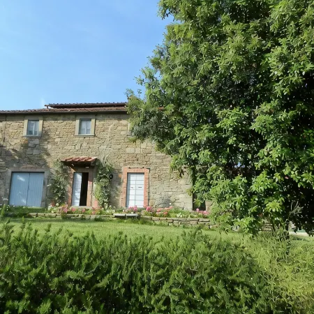 Hilltop Farmhouse - Countryside Views: 5 Beds (+2 Extra DR - ensuite BR (+20%)