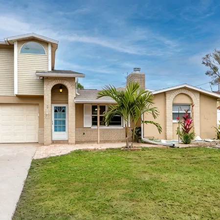 Poolside Paradise close to Clearwater 5br 2bath sleeps 12 with heated pool