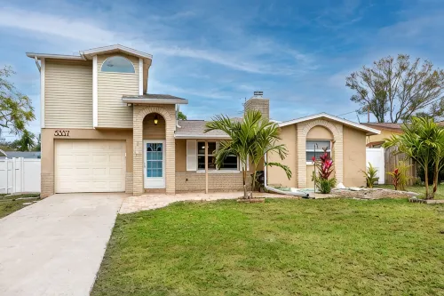 Poolside Paradise close to Clearwater 5br 2bath sleeps 12 with heated pool