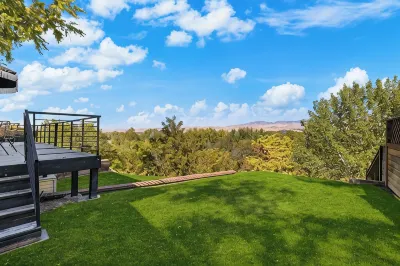 Hot Tub, Sauna, Luxury Accommodations.  Hgtv "Boise Boys" View House. Sleeps 10 Hotels in 
