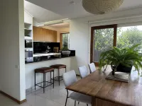 Designer home surrounded by beautiful garden- secure parking, remote check in - Boutique