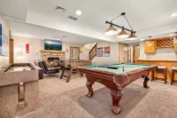 Sleeps 20, Lake Harmony -Hot Tub, Fire Pit, Games - Views -Super Spacious - 4-Star